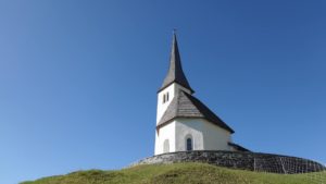 église dans les Grisons se détachant sur le ciel bleu - Image par Iso Tuor de https://pixabay.com/fr/photos/%C3%A9glise-les-grisons-religion-5143005/