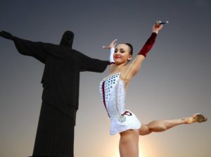 Le "Christ rédempteur" en arrière plan, devant une gymnaste souriante, parabole de la foi qui nous aide à nous développer - Image par Buono Del Tesoro de https://pixabay.com/fr/photos/gym-rythmique-rio-de-janeiro-1605101/
