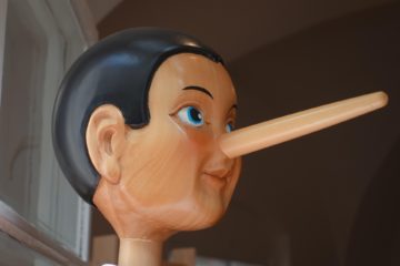 gros plan sur une tête de Pinocchio en bois avec un long nez - Image par Roland Schwerdhöfer de https://pixabay.com/fr/photos/pinocchio-nez-l%C3%BCgennase-longue-2917652/