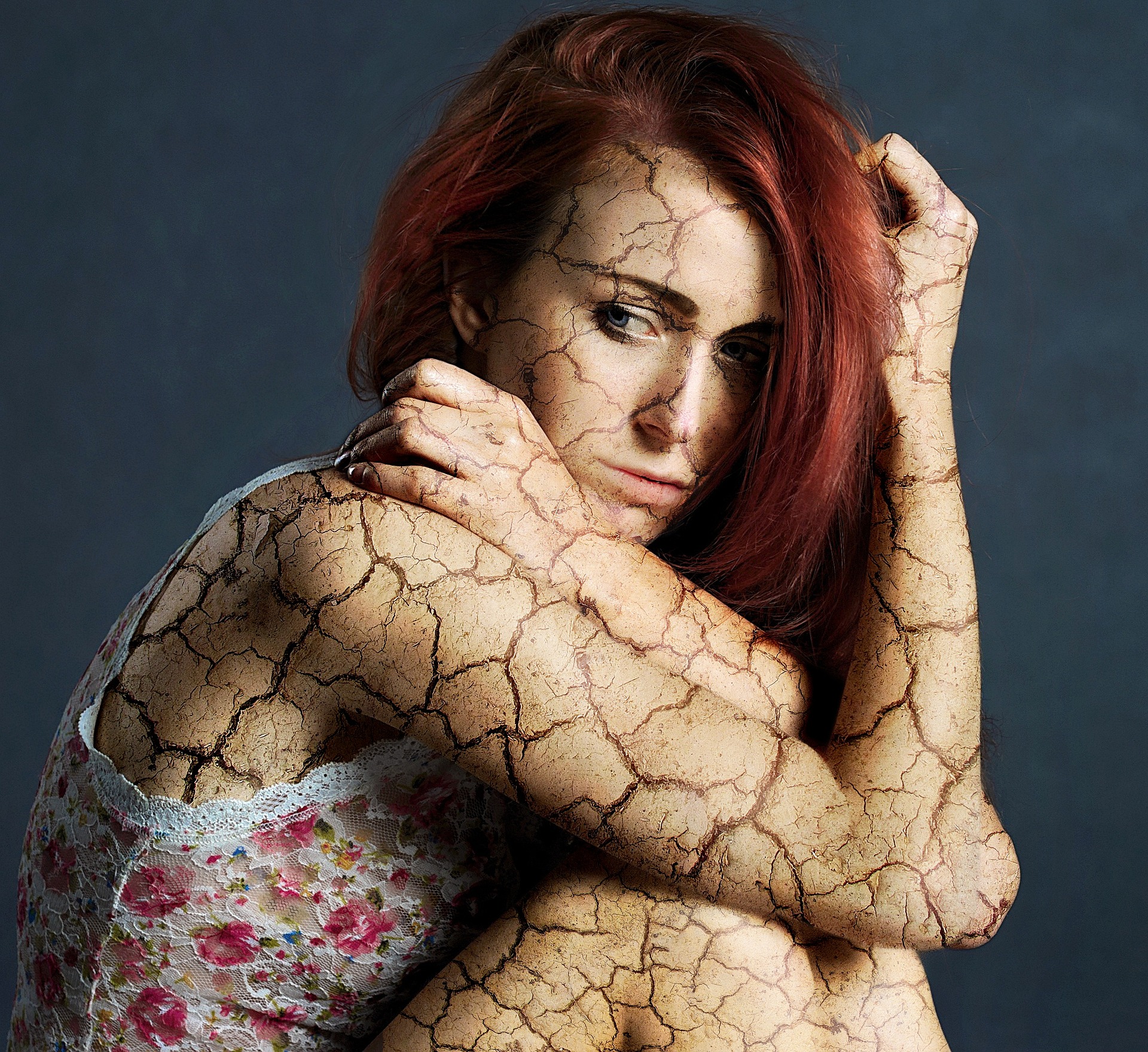 composition photographique montrant une femme assise, avec le comprs comme de la terre desséchée, fendillée - Image par Raphael de https://pixabay.com/fr/photos/triste-femme-tristesse-ambiance-3187671/