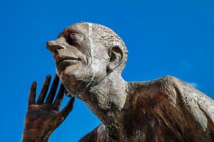 Sculpture en bronze "l'écoutant" sur fond de ciel bleu - Image par Couleur de https://pixabay.com/fr/photos/sculpture-bronze-l%C3%A9coutant-%C3%A9couter-3365574/