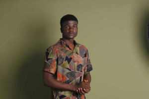 Homme noir posant - Photo de Abubakar Isa sur https://unsplash.com/fr/photos/un-homme-debout-devant-un-mur-vegetal-olbp7-f7IxQ
