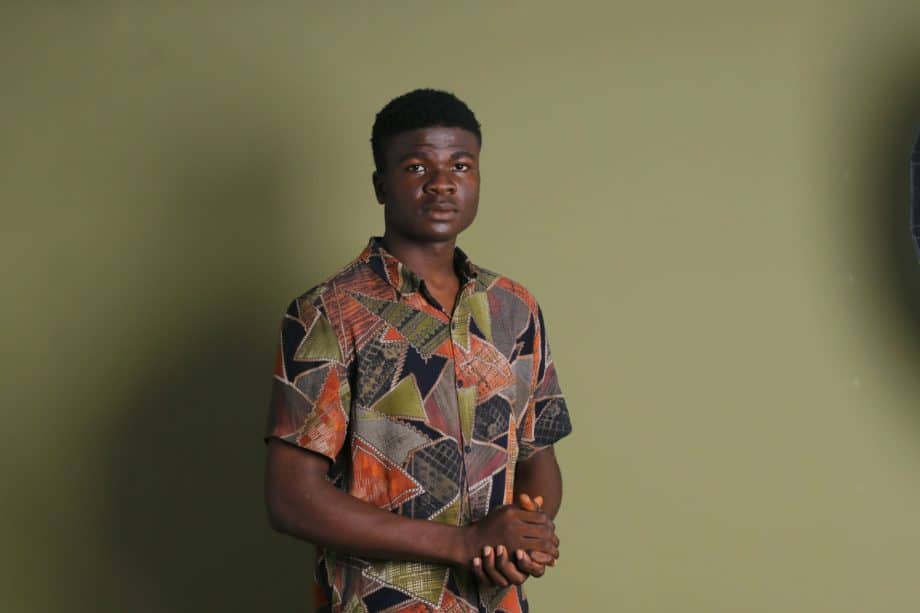 Homme noir posant - Photo de Abubakar Isa sur https://unsplash.com/fr/photos/un-homme-debout-devant-un-mur-vegetal-olbp7-f7IxQ