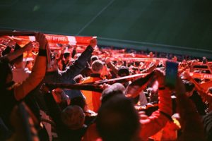 Dans la foule de supporters lors d'un match - Photo de Ahmet Kurt sur https://unsplash.com/fr/photos/un-grand-groupe-de-personnes-assises-dans-un-stade-_SYaBhnoBPY
