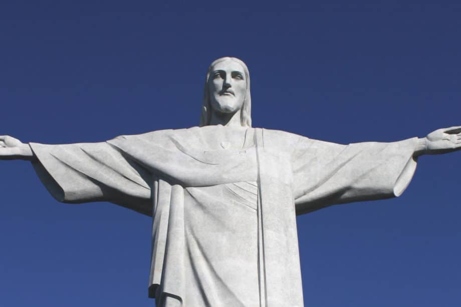 photo de la statue du Chrust rédempteur à Rio, recadrée - Image par Daniele Da Luz de https://pixabay.com/fr/photos/christ-christ-r%C3%A9dempteur-942048/