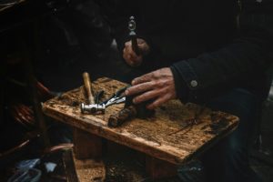 les mains d'un artisan en train de travailler avec un marteau - Photo de Federico Di Dio photography sur https://unsplash.com/fr/photos/un-homme-utilise-une-paire-de-ciseaux-pour-couper-un-morceau-de-bois-m4arB1vofTM