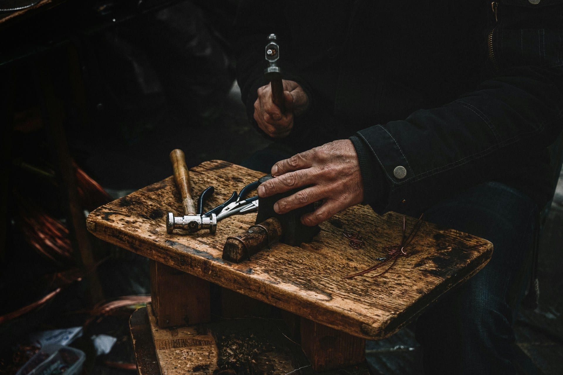 les mains d'un artisan en train de travailler avec un marteau - Photo de Federico Di Dio photography sur https://unsplash.com/fr/photos/un-homme-utilise-une-paire-de-ciseaux-pour-couper-un-morceau-de-bois-m4arB1vofTM