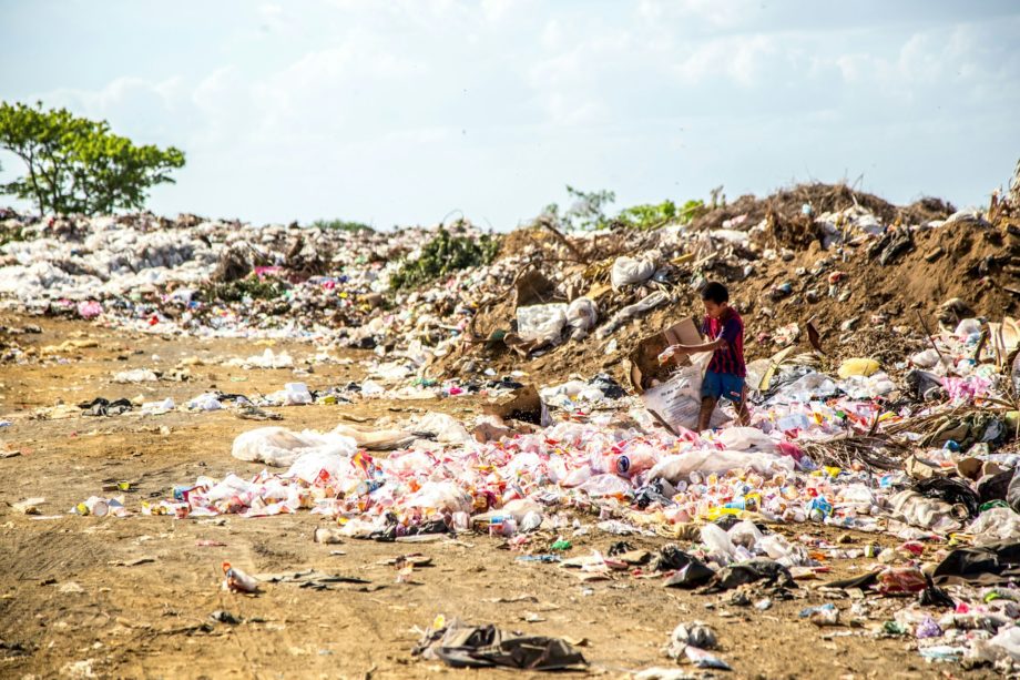 Un enfant travaille à la récupération dans une décharge - Photo de Hermes Rivera sur https://unsplash.com/fr/photos/garcon-tenant-une-boite-en-carton-R1_ibA4oXiI