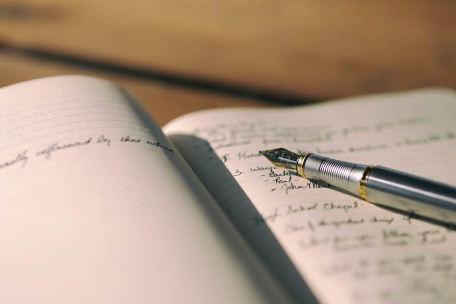 Livre d'or ouvert avec un stylo plume - Photo de Aaron Burden sur https://unsplash.com/fr/photos/stylo-sur-papier-ligne-blanc-photographie-selective-CKlHKtCJZKk