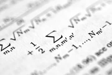 Des formules mathématiques complexes - Photo de Bozhin Karaivanov sur https://unsplash.com/fr/photos/gros-plan-dune-feuille-de-papier-avec-des-chiffres-dessus-5z70PsbFCMM