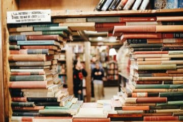 Des piles de livres forment comme une fenêtre à travers laquelle on regarde les autres et le monde - Photo de Fallon Michael sur https://unsplash.com/fr/photos/livres-sur-etagere-en-bois-marron-qmlGWIaIgpo