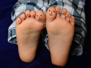 Deux petits pieds d'un enfant avec des sourires dessinés sur les doigts - Image par Bruno de https://pixabay.com/fr/photos/pieds-les-orteils-pieds-nus-enfant-2358333/