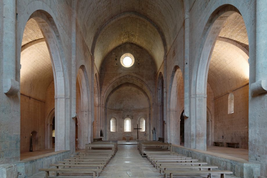 Vue de l'intérieur de la magnifique église du Thoronet - Photo de Pietro Pisarra sur https://unsplash.com/fr/photos/une-grande-eglise-avec-un-grand-escalier-1MYop3uThg0