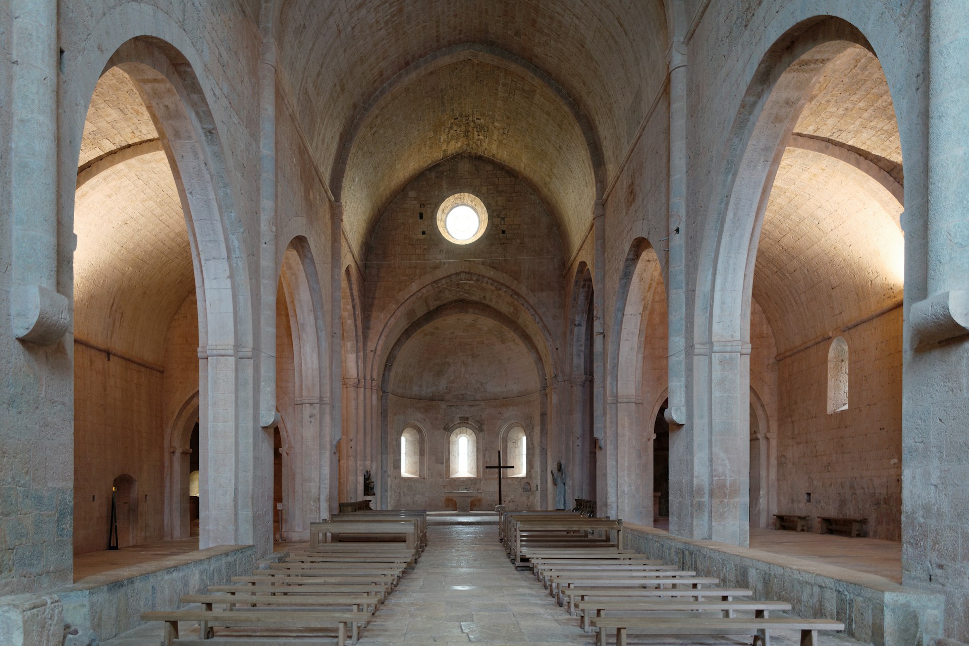 Vue de l'intérieur de la magnifique église du Thoronet - Photo de Pietro Pisarra sur https://unsplash.com/fr/photos/une-grande-eglise-avec-un-grand-escalier-1MYop3uThg0