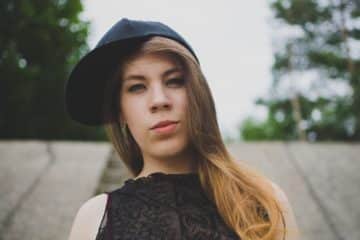 Une jeune fille portant une casquette - image https://pixabay.com/fr/photos/portrait-casquette-snapback-fille-1092787/