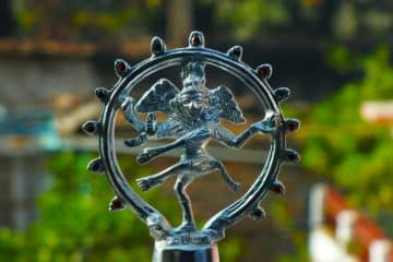 Une petite sculpture hindouiste - Photo de Sauhard Chaurasiya sur https://unsplash.com/fr/photos/une-statue-en-argent-dune-personne-tenant-une-balle-cfIJ5sU05OE