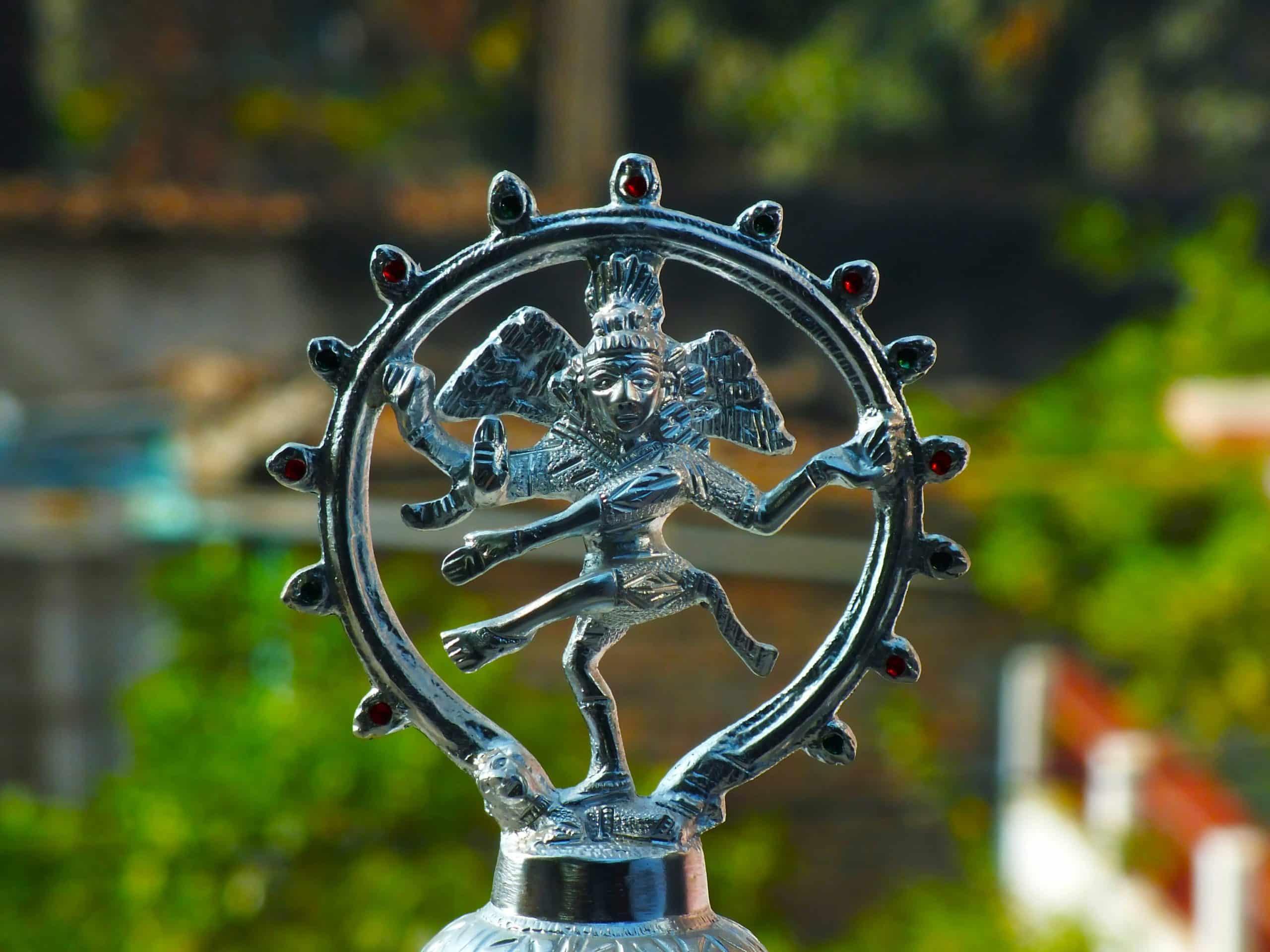 Une petite sculpture hindouiste - Photo de Sauhard Chaurasiya sur https://unsplash.com/fr/photos/une-statue-en-argent-dune-personne-tenant-une-balle-cfIJ5sU05OE