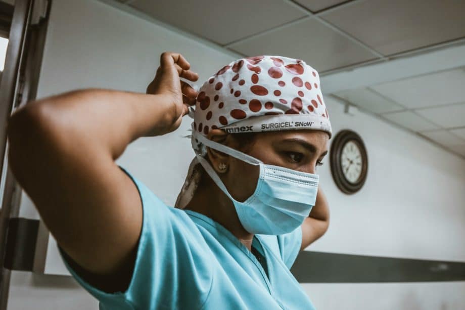 Femme médecin en train de se préparer à opérer - Photo de SJ Objio sur https://unsplash.com/fr/photos/femme-en-chemise-turquoise-portant-un-masque-blanc-8hHxO3iYuU0