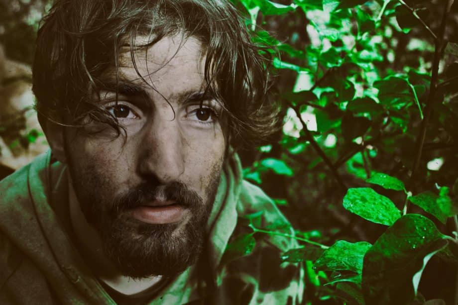 visage d'un homme luttant pour sa survie dans la jungle - Image par Fatih Altasov de https://pixabay.com/fr/photos/guerre-la-nature-survie-vie-vert-1607955/