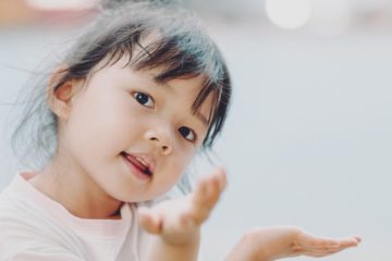 Une petite fille en train de discuter avec des mouvements de mains - Image par ymyphoto de https://pixabay.com/fr/photos/b%C3%A9b%C3%A9-fille-portrait-enfant-enfance-6578335/