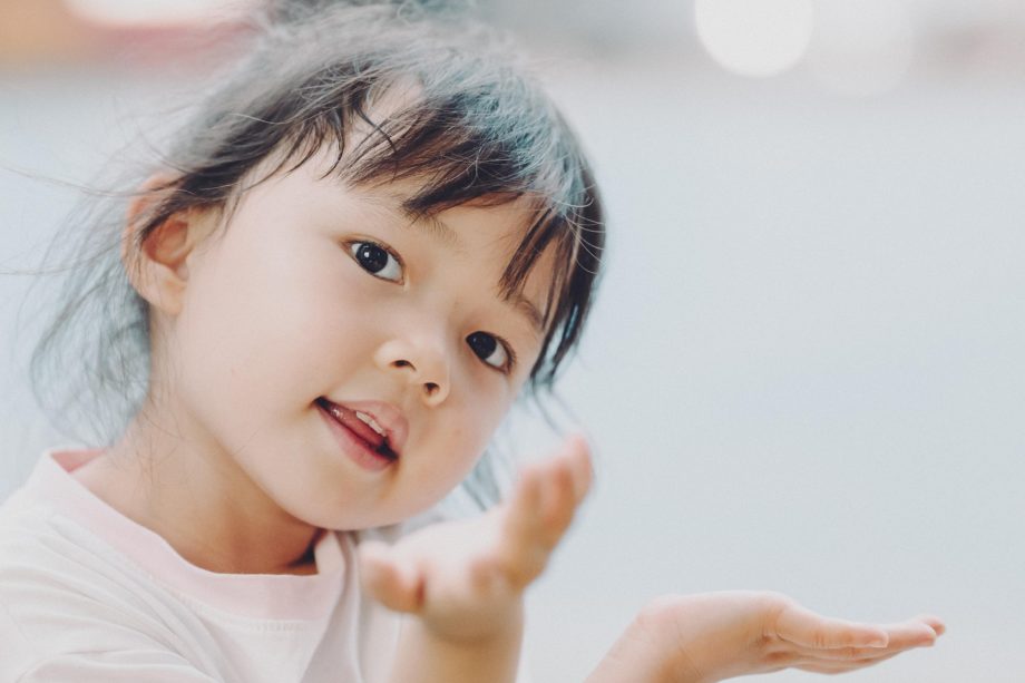 Une petite fille en train de discuter avec des mouvements de mains - Image par ymyphoto de https://pixabay.com/fr/photos/b%C3%A9b%C3%A9-fille-portrait-enfant-enfance-6578335/