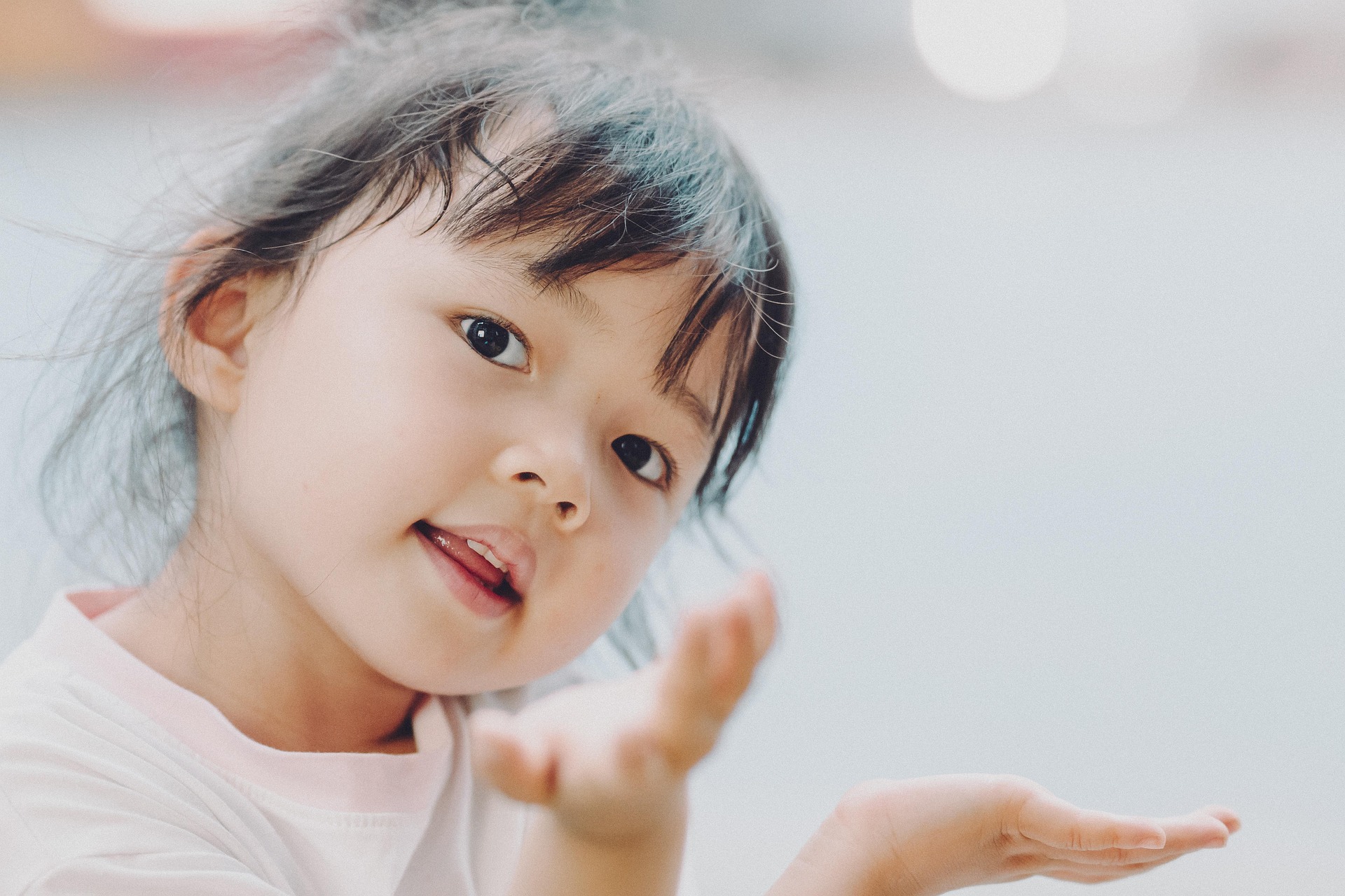 Une petite fille en train de discuter avec des mouvements de mains - Image par ymyphoto de https://pixabay.com/fr/photos/b%C3%A9b%C3%A9-fille-portrait-enfant-enfance-6578335/