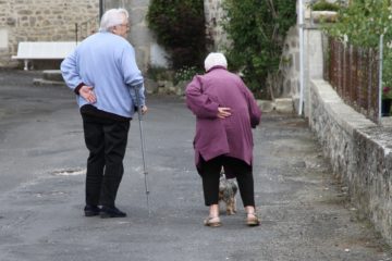 Deux personnes âgées formant un couple, accompagné de leur chien : une belle humanité solidaire et aimante - Image par Bernd Müller de https://pixabay.com/fr/photos/gens-personnes-%C3%A2g%C3%A9es-189282/