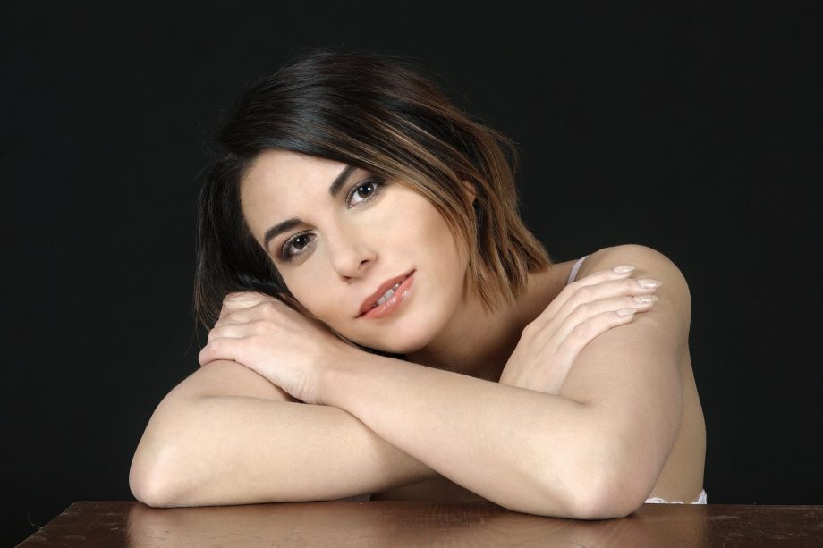 Jeune femme qui sourit, les bras croisés - Image par Jerzy de https://pixabay.com/fr/photos/jeune-femme-portrait-les-bras-2961974/