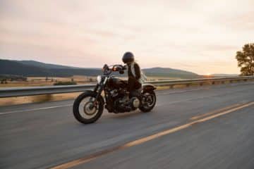 jeune femme sur une Harley roulant de manière décontractée - Photo de Harley-Davidson sur https://unsplash.com/fr/photos/homme-sur-une-moto-de-croisiere-noire-sur-lautoroute-zGzXsJUBQfs