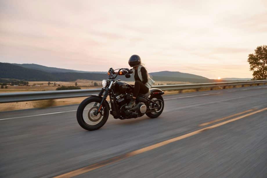 jeune femme sur une Harley roulant de manière décontractée - Photo de Harley-Davidson sur https://unsplash.com/fr/photos/homme-sur-une-moto-de-croisiere-noire-sur-lautoroute-zGzXsJUBQfs