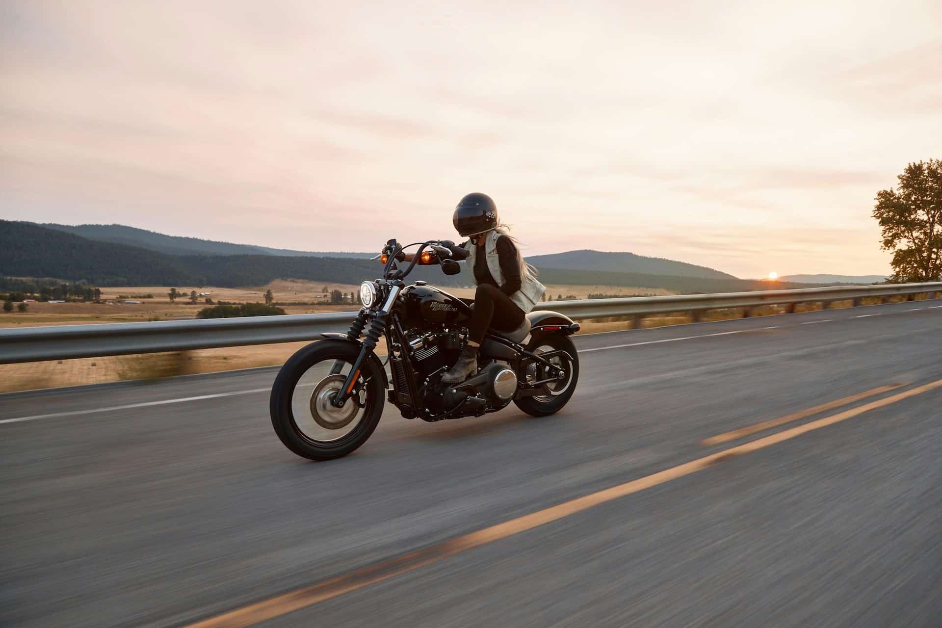 jeune femme sur une Harley roulant de manière décontractée - Photo de Harley-Davidson sur https://unsplash.com/fr/photos/homme-sur-une-moto-de-croisiere-noire-sur-lautoroute-zGzXsJUBQfs