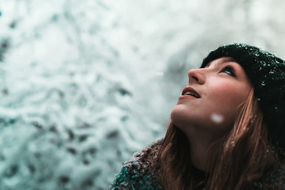 Femme portant un bonnet regardant vers le haut en souriant - Photo de Joe Yates sur https://unsplash.com/fr/photos/femme-regardant-vers-le-haut-mjjS5a8VROw