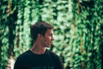 Un jeune homme dans la lumière d