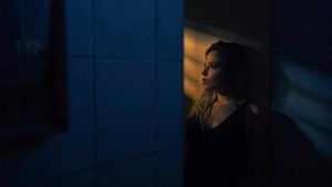 Une personne dans l'ombre éclairée par la lumière venant d'une fenêtre - Image par maximiliano estevez de https://pixabay.com/fr/photos/portrait-femme-personne-myst%C3%A8re-5060365/