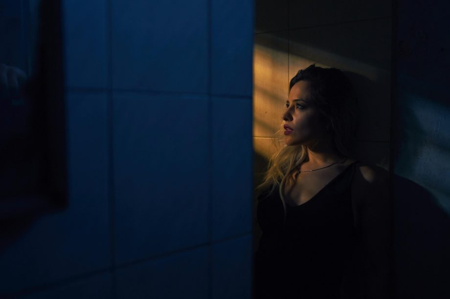 Une personne dans l'ombre éclairée par la lumière venant d'une fenêtre - Image par maximiliano estevez de https://pixabay.com/fr/photos/portrait-femme-personne-myst%C3%A8re-5060365/