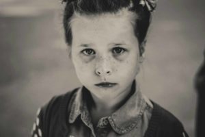 photo d'iillustration en noir et blanc, semblant être une photo ancienne en noir et blanc d'une fillette à l'air triste - Photo de Anastasia Vityukova sur https://unsplash.com/fr/photos/photo-en-niveaux-de-gris-de-fille-0Iou6gTqLZA