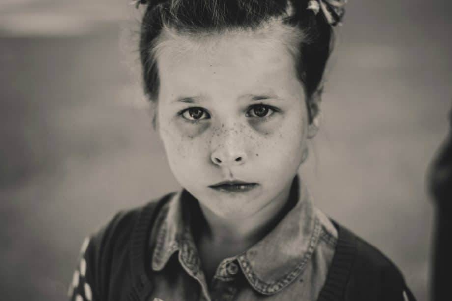 photo d'iillustration en noir et blanc, semblant être une photo ancienne en noir et blanc d'une fillette à l'air triste - Photo de Anastasia Vityukova sur https://unsplash.com/fr/photos/photo-en-niveaux-de-gris-de-fille-0Iou6gTqLZA