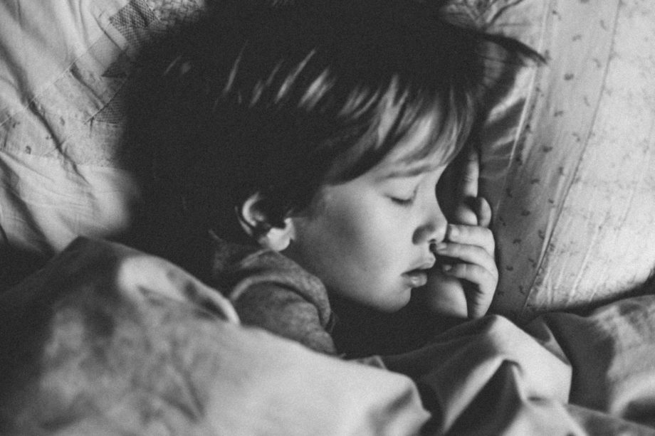 Photo en noir et blanc d'un enfant, dormant profondément, la tête sur l'oreiller - Photo de Annie Spratt sur https://unsplash.com/fr/photos/photo-en-niveaux-de-gris-dune-fille-dormant-sur-un-oreiller-blanc-Y9QnUrj-gus