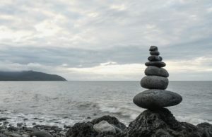 cailloux empilés en équilibre devant la mer et un ciel changeant - Photo de David Clode sur https://unsplash.com/fr/photos/photo-en-gros-plan-de-cairn-pres-du-bord-de-mer-raGWT9Xpjh4