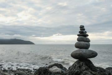 cailloux empilés en équilibre devant la mer et un ciel changeant - Photo de David Clode sur https://unsplash.com/fr/photos/photo-en-gros-plan-de-cairn-pres-du-bord-de-mer-raGWT9Xpjh4