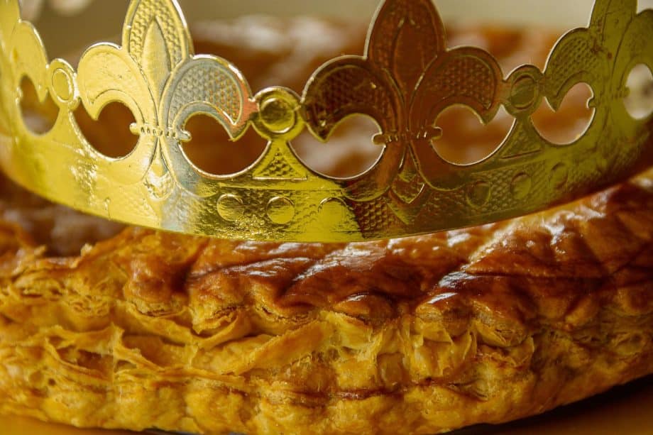 Galette et couronne des rois pour la fête de l'épiphanie - Image par jacqueline macou de https://pixabay.com/fr/photos/galette-des-rois-couronne-galette-1119699/