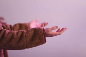 Deux mains de femme dans un simple geste de louange - Photo de Jon Tyson sur https://unsplash.com/fr/photos/personne-en-chemise-a-manches-longues-marron-OPR_kr4eU-c