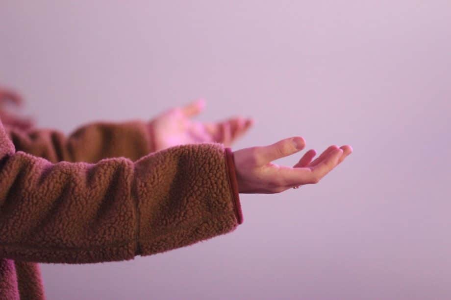Deux mains de femme dans un simple geste de louange - Photo de Jon Tyson sur https://unsplash.com/fr/photos/personne-en-chemise-a-manches-longues-marron-OPR_kr4eU-c