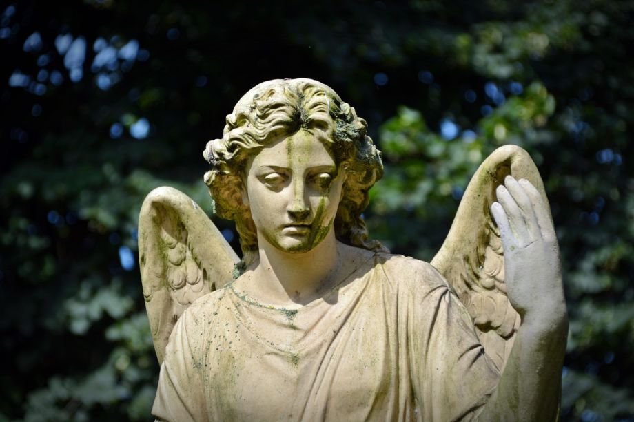 Une statue d'ange dans un cimetière, beau et un peu triste, androgyne - Image par Wälz de https://pixabay.com/fr/photos/ange-chiffre-statue-deuil-1507747/