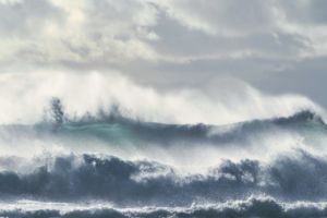 des vagues marines soufflées par une tempête - Photo de Axel Antas-Bergkvist sur https://unsplash.com/fr/photos/vagues-de-locean-sous-un-ciel-nuageux-pendant-la-journee-zrSzqDnfkQ8