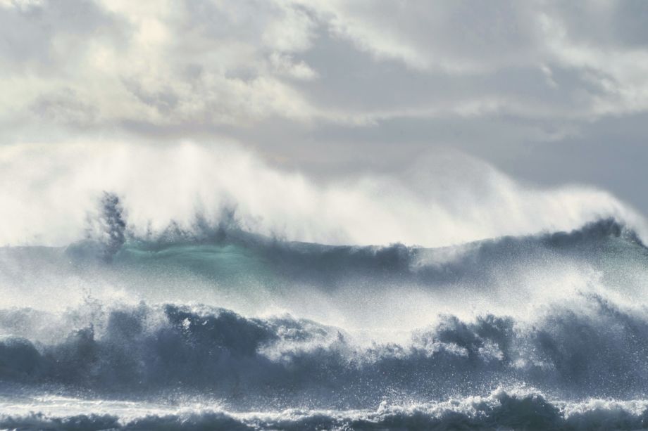 des vagues marines soufflées par une tempête - Photo de Axel Antas-Bergkvist sur https://unsplash.com/fr/photos/vagues-de-locean-sous-un-ciel-nuageux-pendant-la-journee-zrSzqDnfkQ8