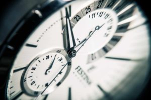 Photo en gros plan d'une montre avec complications - Image par SplitShire de https://pixabay.com/fr/photos/horloge-temps-regardez-horlogerie-407101/