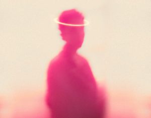 montage photographique avec la silhouette d'une personne couleur fuchsia portant une auréole jaune - Photo de Ramez E. Nassif sur https://unsplash.com/fr/photos/personne-en-chemise-violette-avec-casquette-blanche-Tz8sKLvSV08