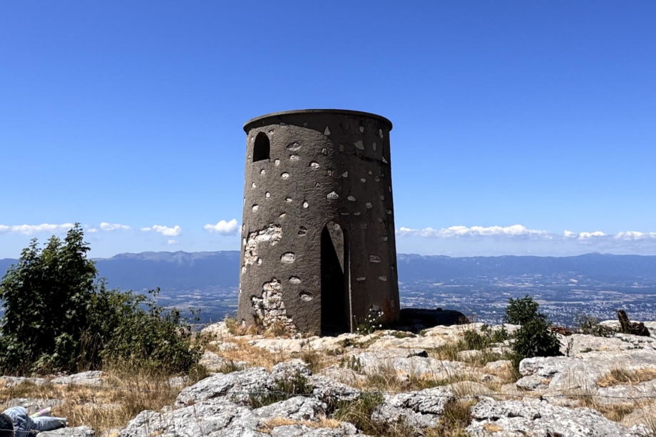 La tour au sommet du Salève, avec vue sur Génève et le ciel bleu - photo WHP