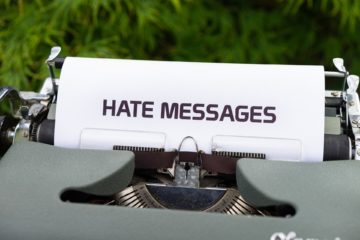 Une ancienne machine à écrire rédigeant un message de haine - Image par Markus Winkler de https://pixabay.com/fr/photos/machine-%C3%A0-%C3%A9crire-messages-de-haine-5519038/